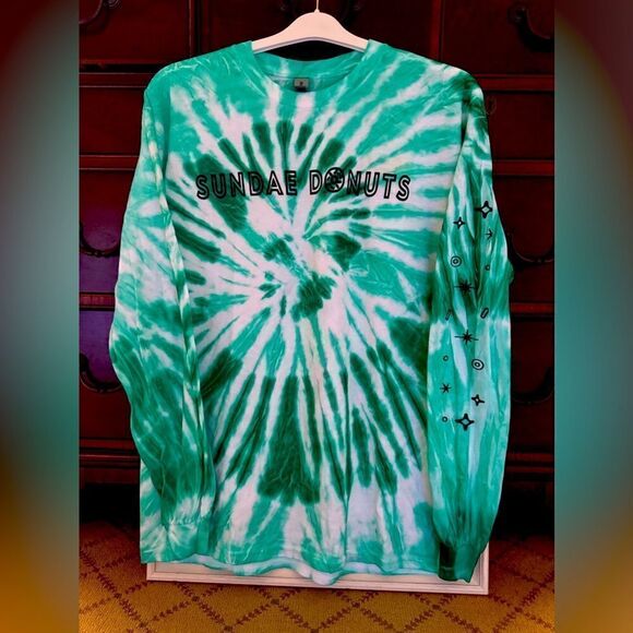 Gildan tie dye long sleeved T-shirt with SUNDAE DONUTS logo on front NWOT L - Picture 1 of 11